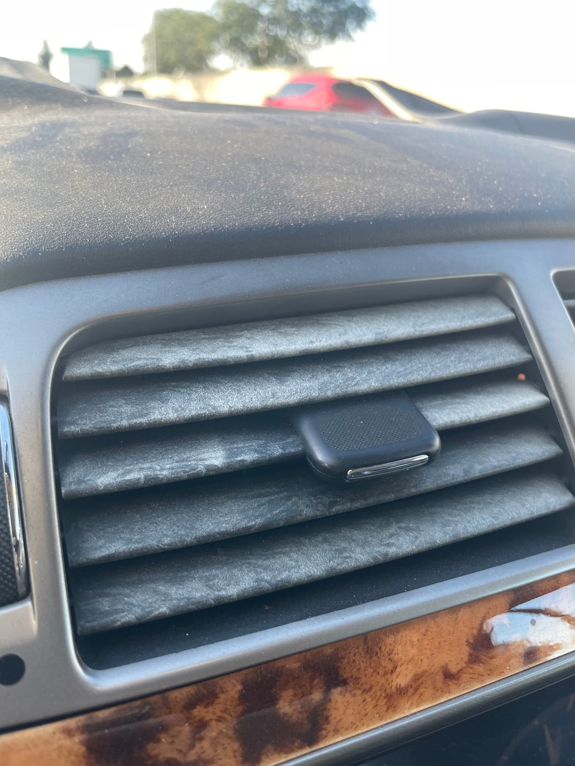 How to fix side vents trims?