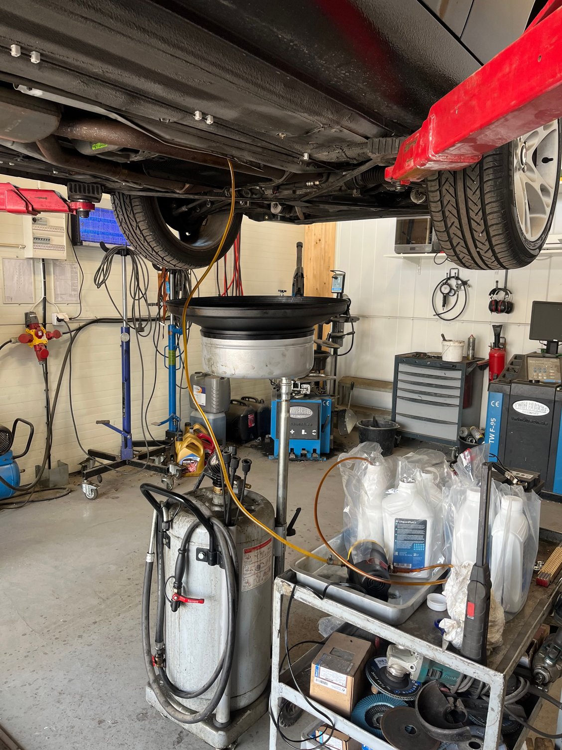 A neat setup, using a small car battert and a cheap electric �oilchanger pump� sucking from bottle and filling gearbox without making a total mess.. It took 3liters to get to full again. 
