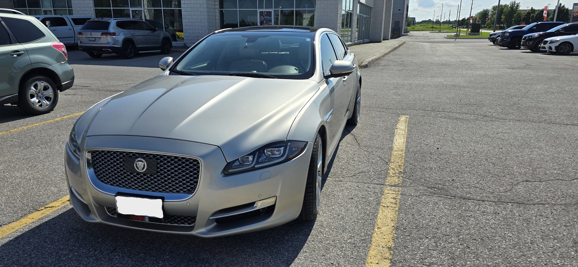 2016 Jaguar XJ - 2016 XJL Portfolio - Used - VIN SAJXJ2GD3G8V94256 - 142,000 Miles - 6 cyl - AWD - Automatic - Sedan - Silver - Barrie, ON L4N8S2, Canada