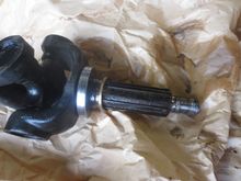 Oil seal track on driveshaft in the correct position. The copper coloured shim is an important item in setting the bearing endfloat.