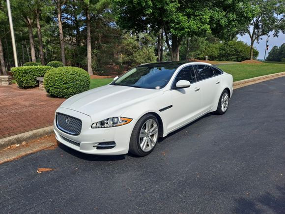 Frontal picture 2012 Jag XJL in Polaris White