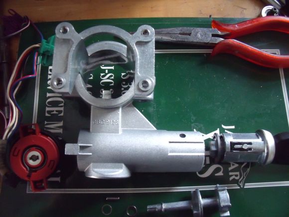 This is the entire ignition lock assembly from my '90 Majestic. The ignition switch is on the left, lock barrel on the right. The part at the bottom is the spring loaded ignition switch key. The round hole in the cast housing is for the lock barrel release button in view on tne barrel. The part number cast into the lock mount is CBC9128.