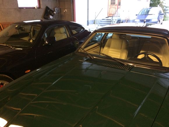 Last series of the XJS 1992 and the XKR 2006. VW Sharan does´t get in now.