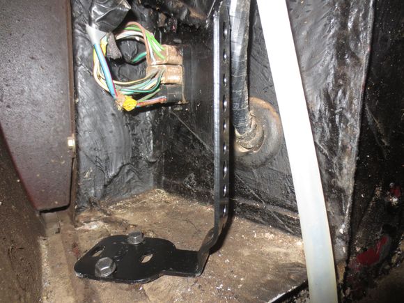 The actaution cable used the grommet thatthe huge loom cable has to enter the engine bay. Mine being a RHD car, but usingthe Left side would be the same. The unit was mounted upright.