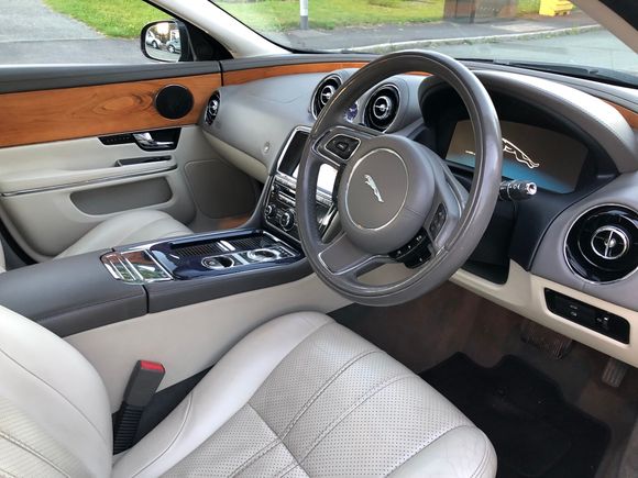 XJ 2011 interior