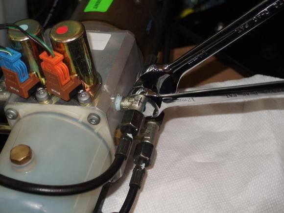 Hydraulic connections at pump