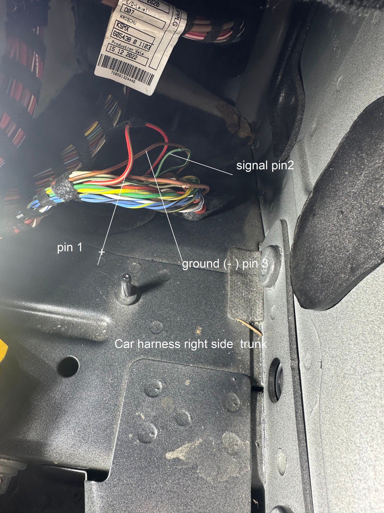 original car harness / penetration  trunk right side corner 