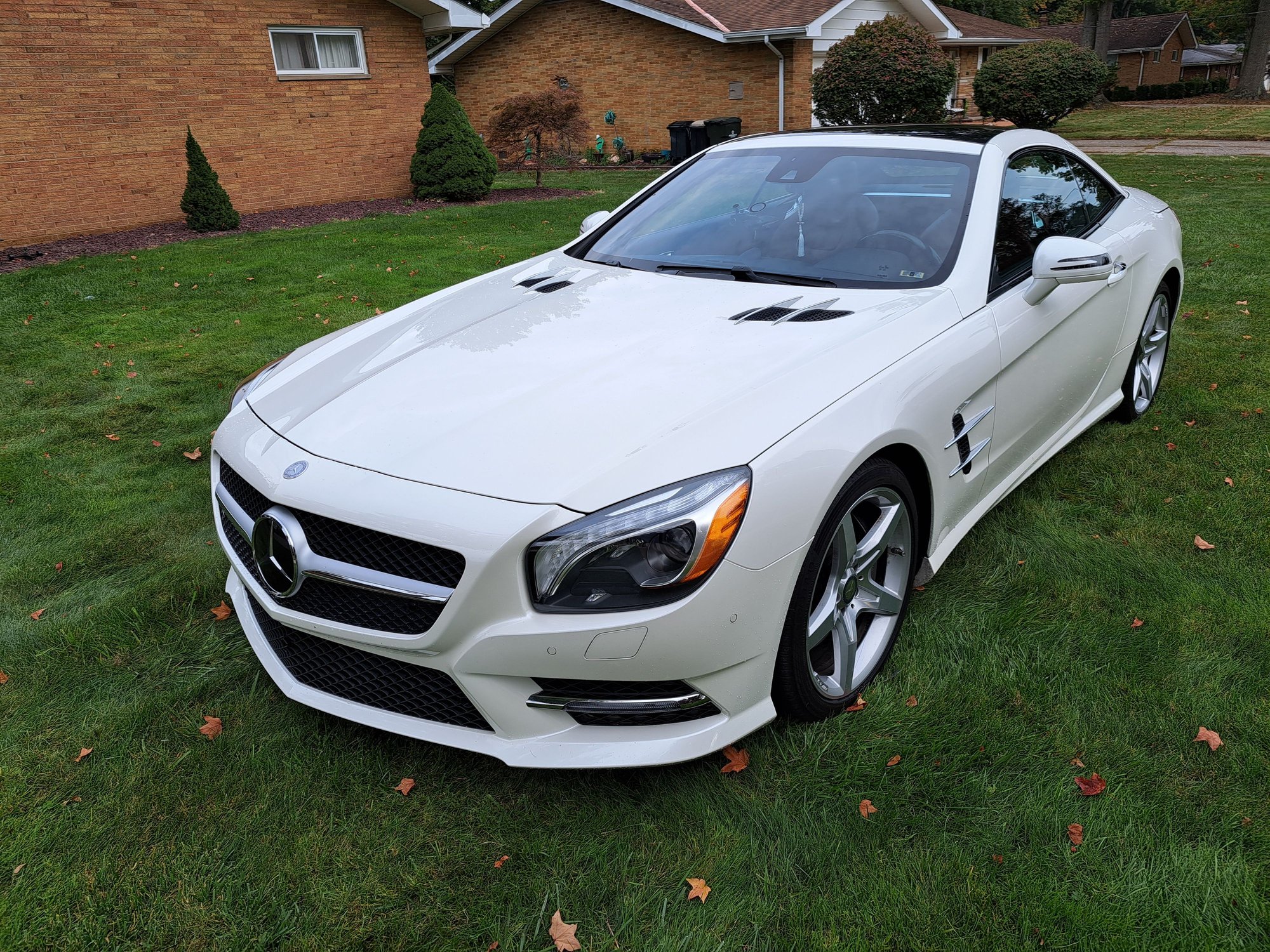 2015 Mercedes-Benz SL550 - Beautiful Diamond White over Red Mercedes SL550 Hard Top Convertible for Sale - Used - VIN WDDJK7DA2FF030977 - 40,750 Miles - 8 cyl - 2WD - Automatic - Convertible - White - North Olmsted, OH 44070, United States