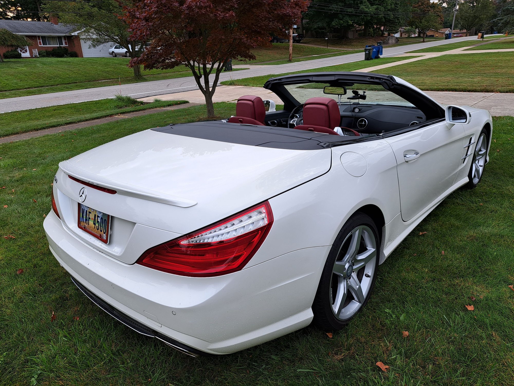 2015 Mercedes-Benz SL550 - Beautiful Diamond White over Red Mercedes SL550 Hard Top Convertible for Sale - Used - VIN WDDJK7DA2FF030977 - 40,750 Miles - 8 cyl - 2WD - Automatic - Convertible - White - North Olmsted, OH 44070, United States