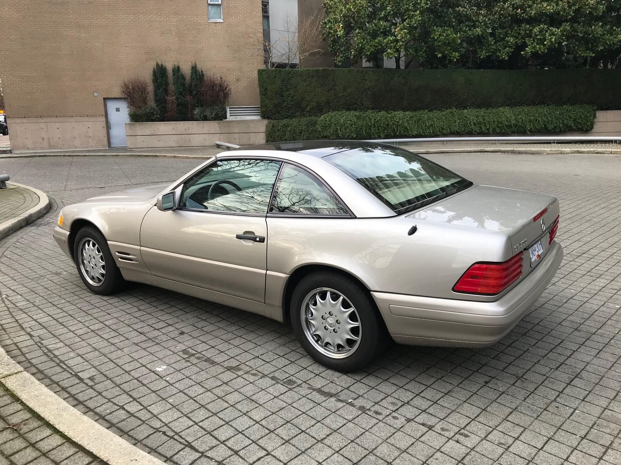 1998 Mercedes-Benz SL500 - 1998 Mercedes SL500 with Panoramic Glass Top - Used - VIN WDBFA67F0WF169623 - 32,000 Miles - 8 cyl - 2WD - Automatic - Convertible - Beige - vancouver, BC v6b6j7, Canada