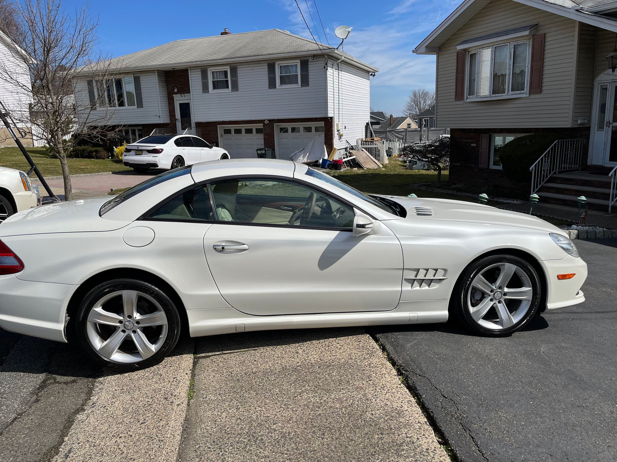 2009 Mercedes-Benz SL550 - 2009 Mercedes SL550 - Used - VIN WDBSK71F99F156450 - 77,700 Miles - 8 cyl - 2WD - Automatic - Convertible - White - Towaco, NJ 07082, United States
