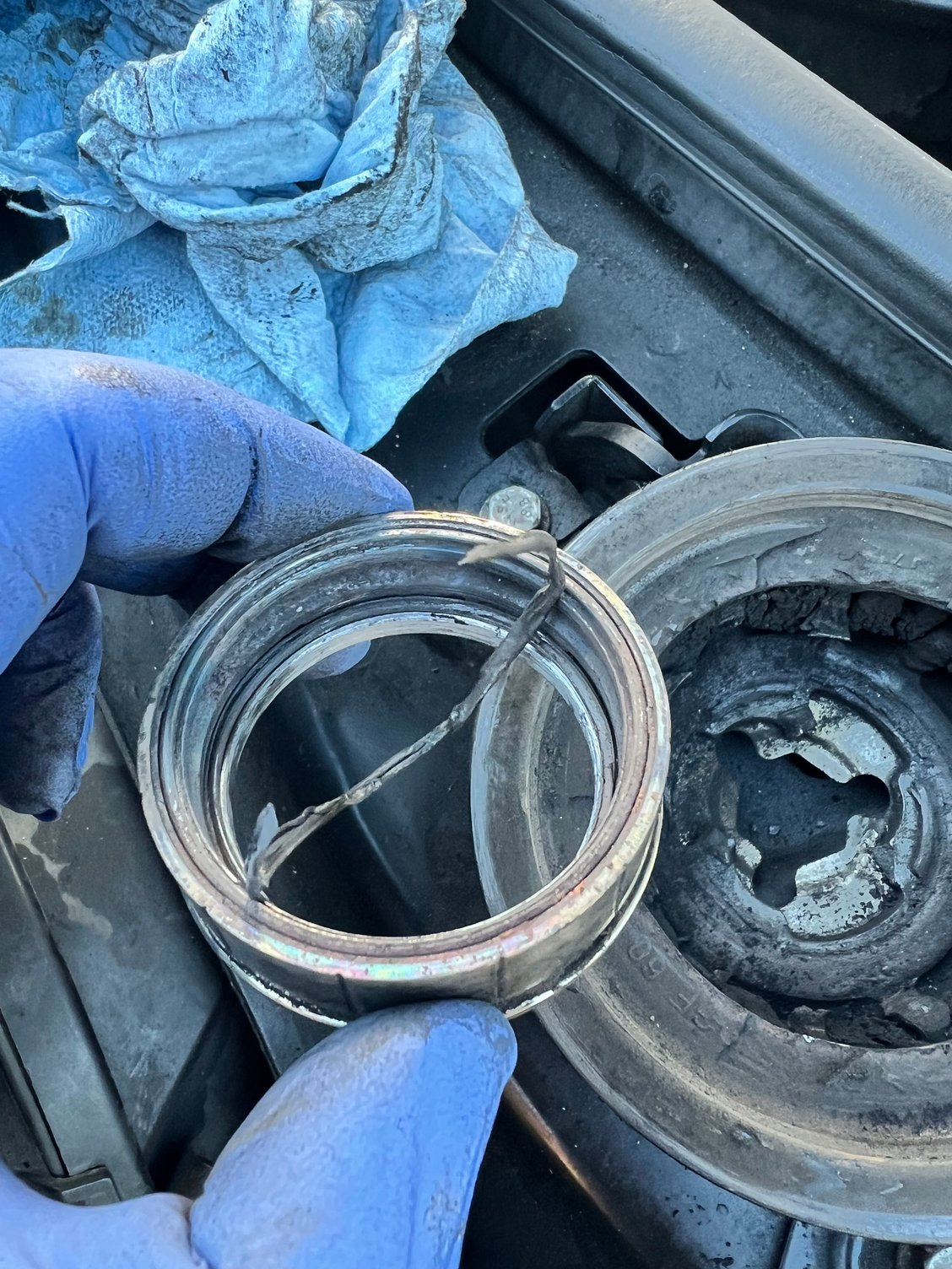 The pulley in pieces