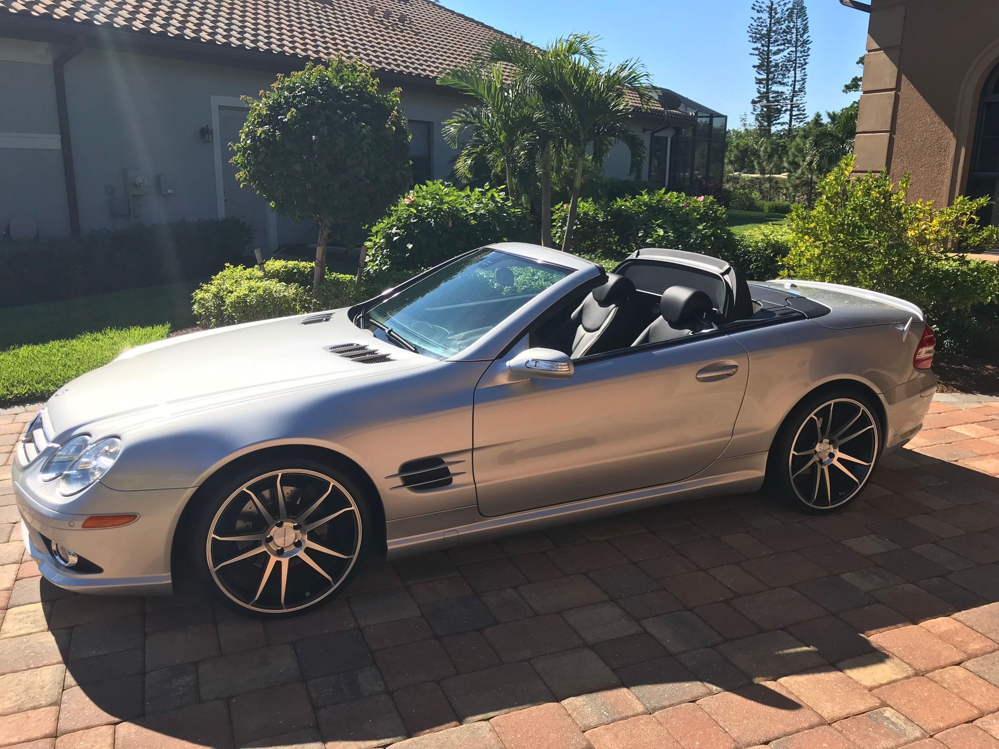 2007 Mercedes-Benz SL550 - 2007 SL 550, near mint, 45K miles, Florida - Used - VIN WDBSK71F57F119151 - 45,000 Miles - 8 cyl - 2WD - Automatic - Convertible - Silver - Naples, FL 34110, United States