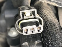 Passenger exhaust cam sensor connector has no oil residue.