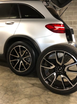 original 21 inch on the right and the aftermarket installed..The wheel is ingoard by 13 mm so i will likely get a 12 or 13 mm spacer to get that proper filled out look