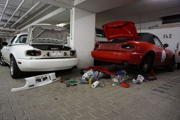 Since I transferred the airbag system from the white Miatini into Rosso, I had to change the sttering column. That subsequently meant I had to swap ALL locks between the two cars, including the trunk lock :-/