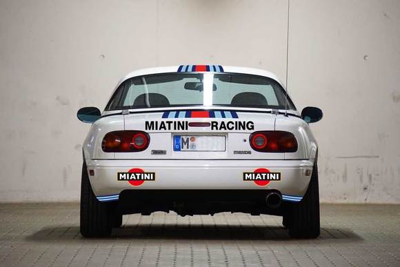 More emphasis on the logos, as a reference to old Lancia rallye cars.