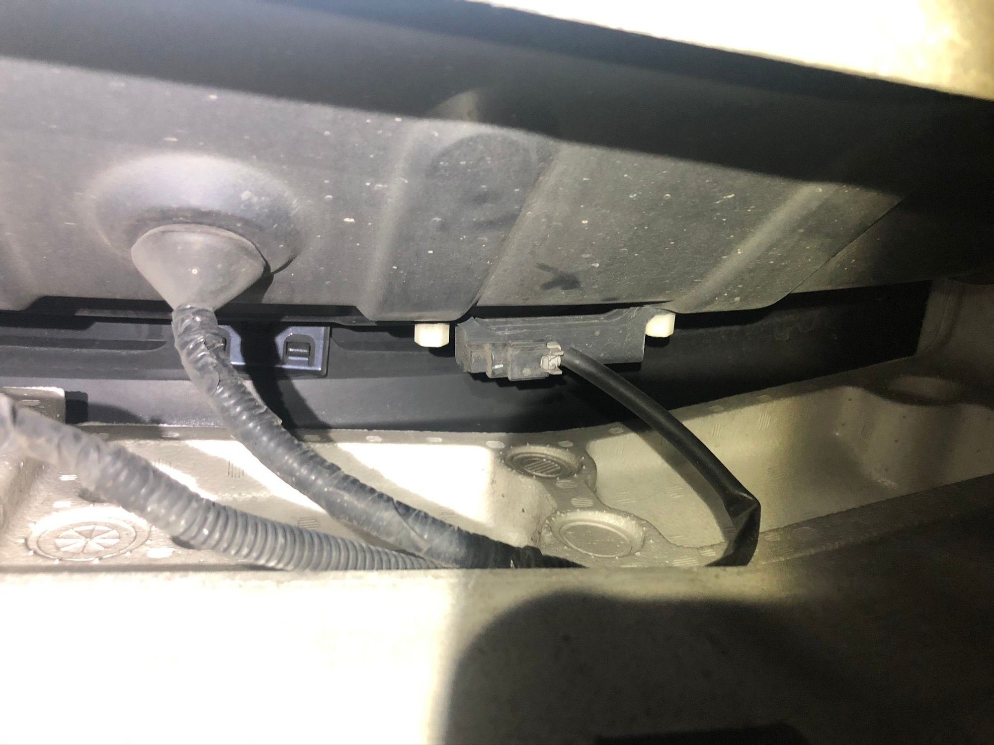 Need Help Trunk button/license plate lights don't work MyG37