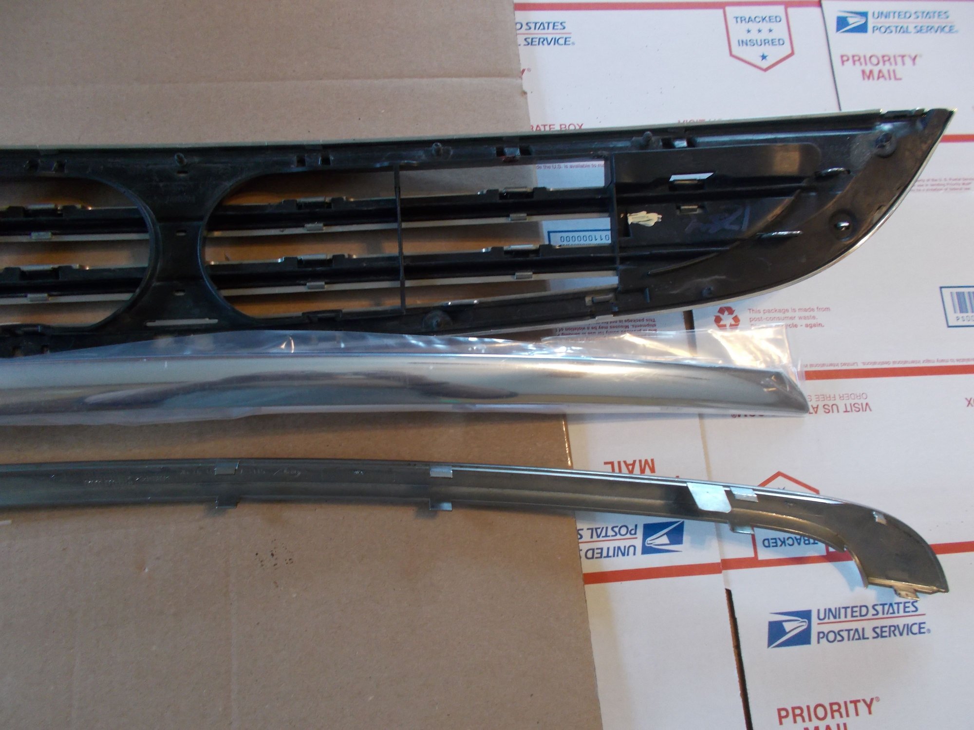 Exterior Body Parts - Facelift Grille from 2006 R50.  All 3 pieces. - Used - 2002 to 2006 Mini R50: "Mk I" Mini One & Cooper - 2005 to 2008 Mini R52: "Mk I" Mini Convertible - 2002 to 2006 Mini R53: "Mk I" Mini Cooper S - Bryan, OH 43506, United States