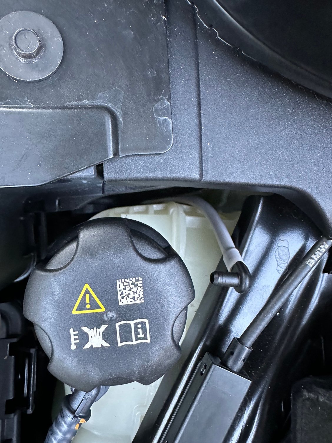 New 2025 Mini S 2dr, noticed this hose between the battery housing and the coolant reservoir. Anyone know what the hose is for and if should be connected to something?