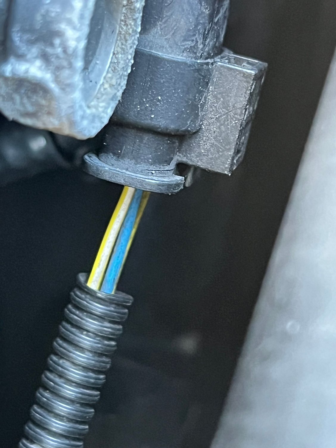 Connector without light gray release tab