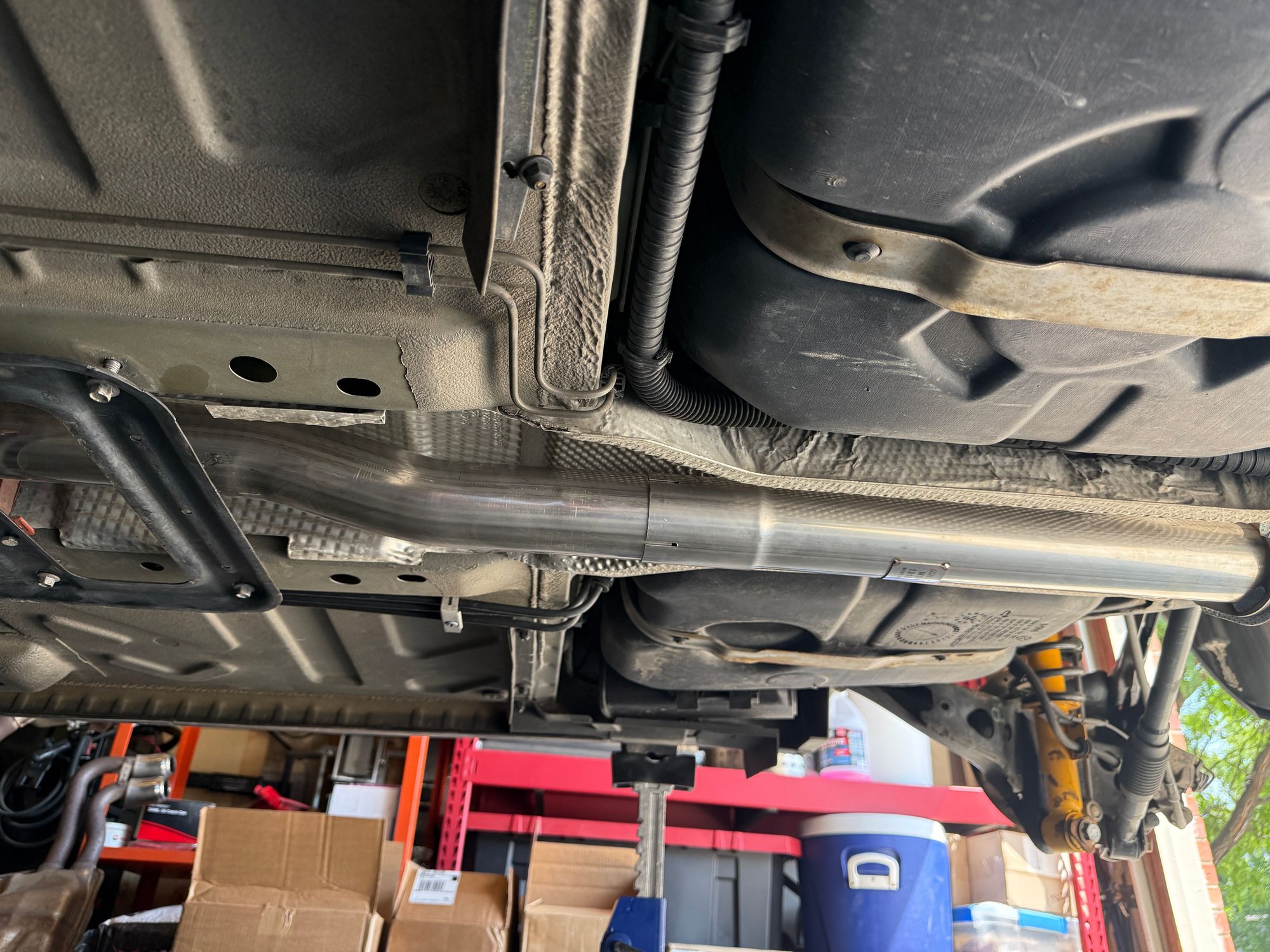 Yes, the pipe does sweep down on the resonator section.  It wont fit otherwise.