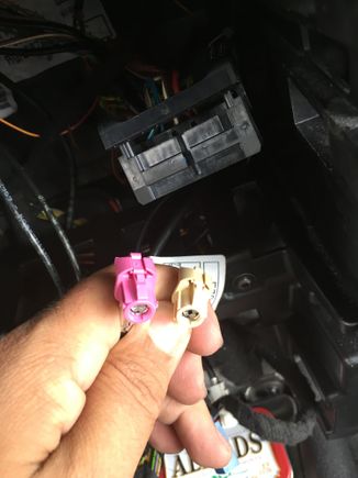 Display cable and USB cable to the glovebox