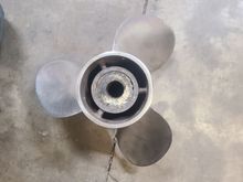 25p 3 blade quick silver prop $100 has solid aluminum hub