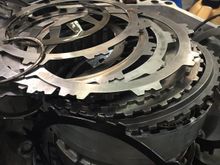 Stack of steels, retaining ring and snap rings waiting to be introduced to the parts washer.... Some of the steels i was able to reuse, mostly out of the 1-2-3-4/3-5-R drum(not the original one but the one i had)