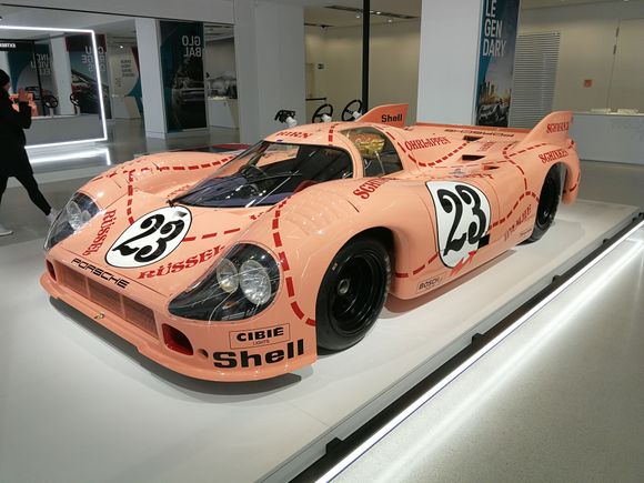 A wonderful 927. In the background you can see the development of racing steering wheels. I wish I have taken pictures of that. The one on the far left had so many buttons and switches that it needed a manual.