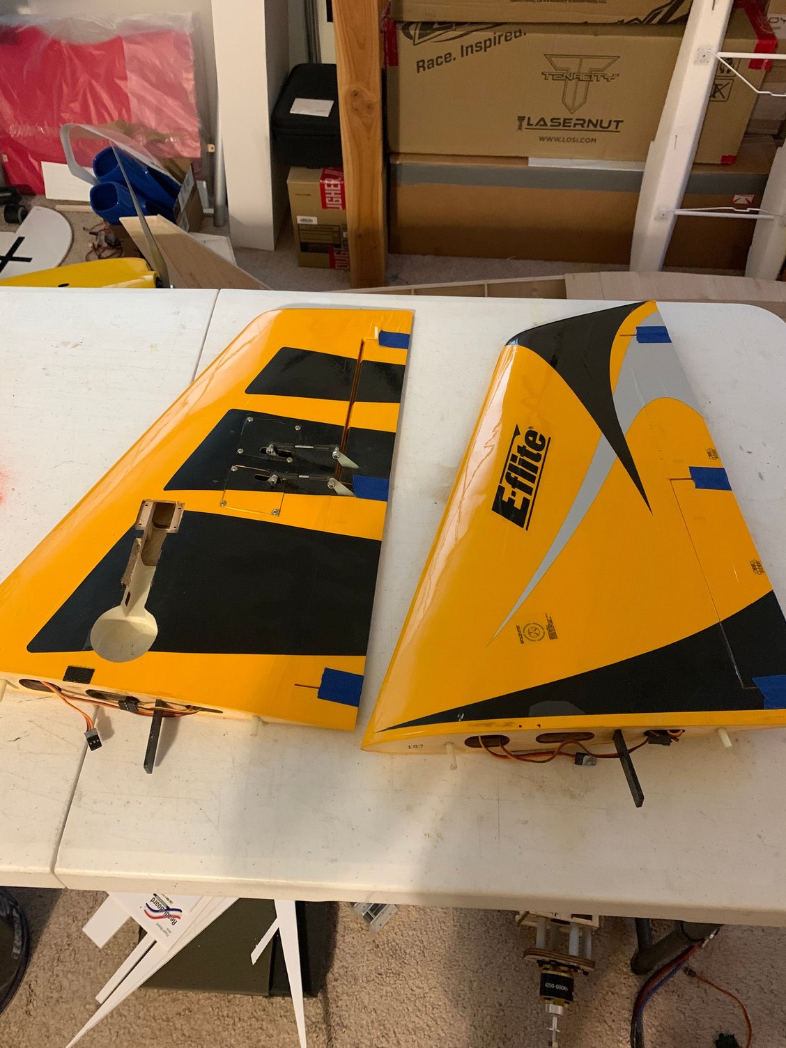 Has 4 servos, got no retracts at all (sold my spares and a full kit weeks ago).