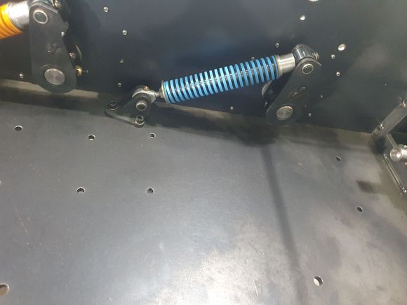 Installation of spring for bogie wheel suspension device completed