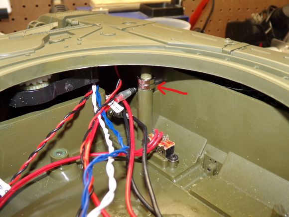 The six magnets are so strong you can pick up the tank by the upper hull and it will stay together despite the metal wheels/tracks/sprockets. 