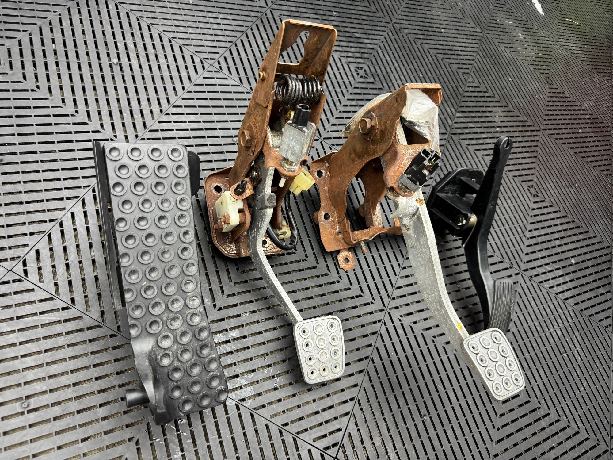 Interior/Upholstery - Complete LHD Pedal Set - Used - 1992 to 2002 Mazda RX-7 - Birmingham, MI 48323, United States