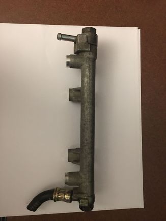 Secondary fuel rail. Notice the fitting with rubber connector. 