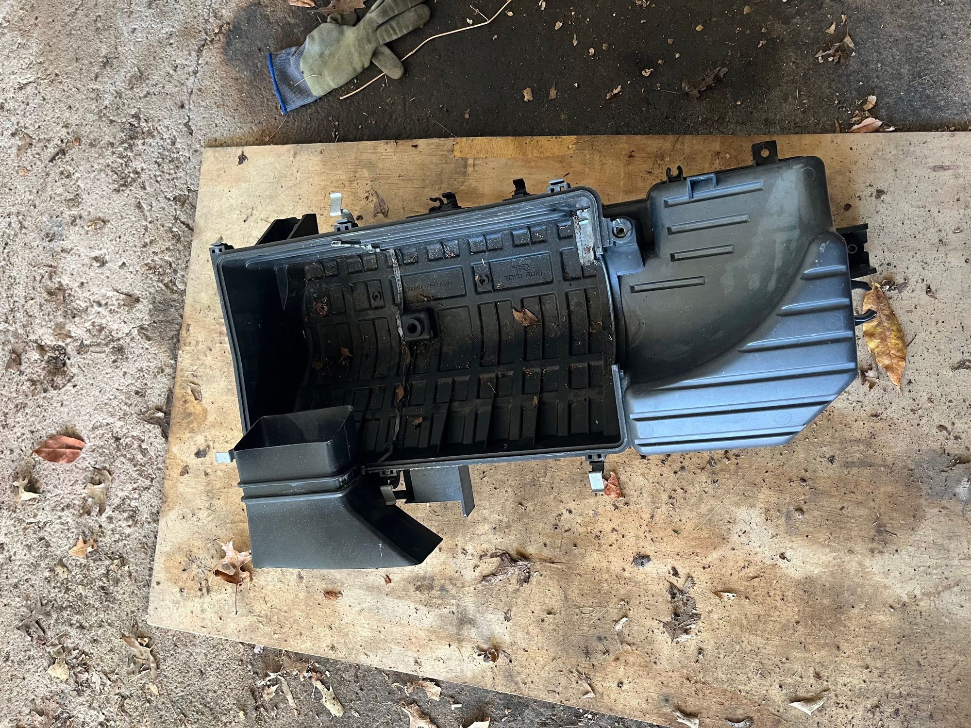 Engine - Intake/Fuel - OEM Airbox - Used - 0  All Models - Wh, CT 06119, United States