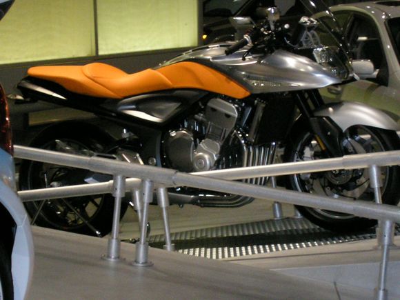 SUZUKI BIKE 6cyl.JPG