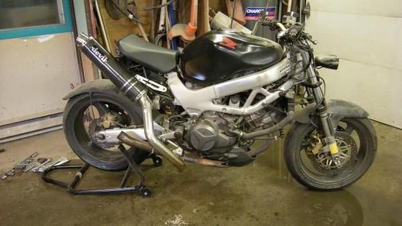 an idea of how i want it to look on this partial rebuild.
i'll have to build a small tail section ( read really small) and instal a VROD headlight
