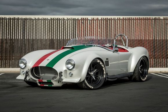 There are no rules for the paint schemes for Cobras...only historical vs. creative.