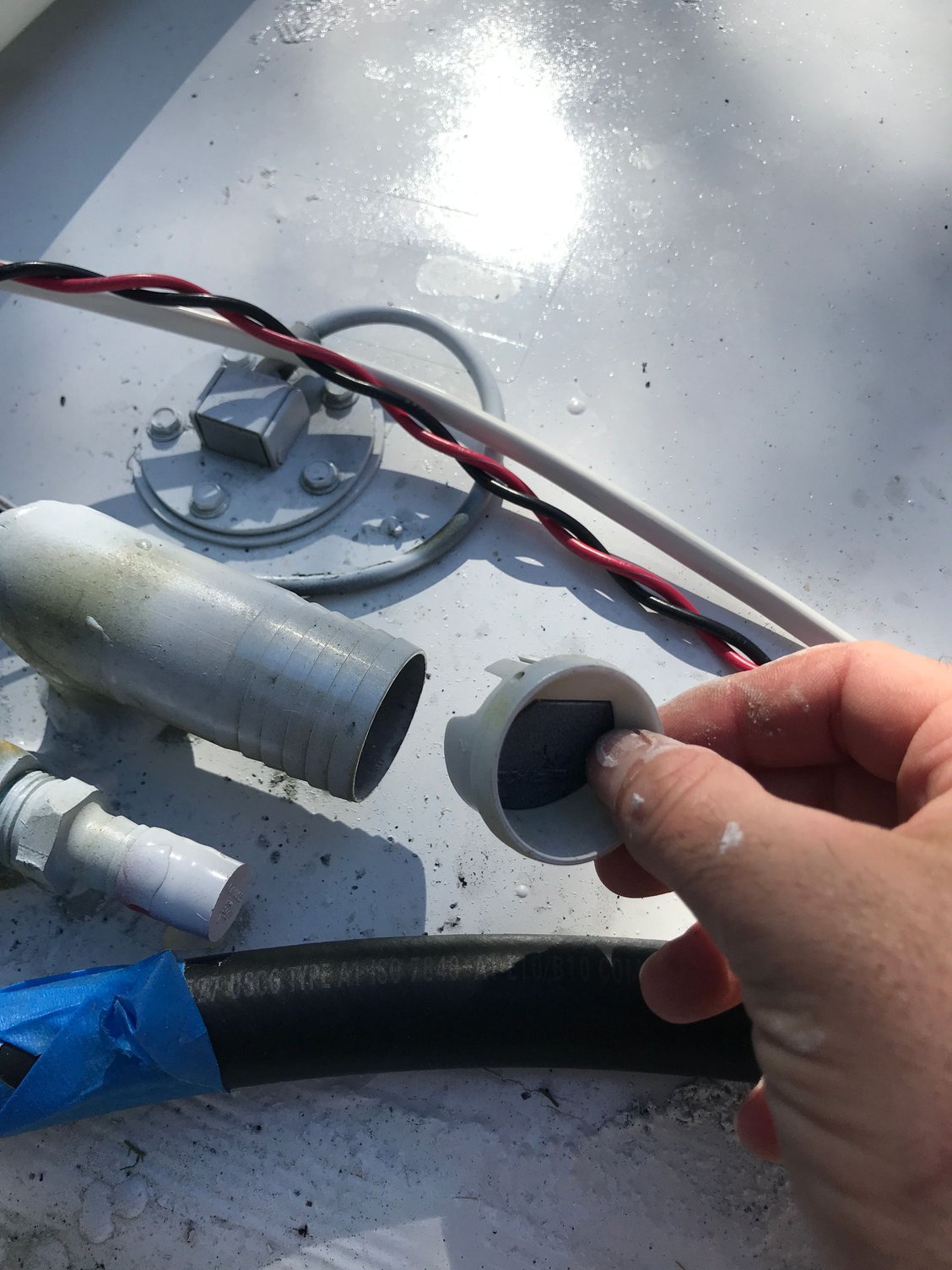Flapper valve on end of new gas tank ? The Hull Truth Boating and Fishing Forum