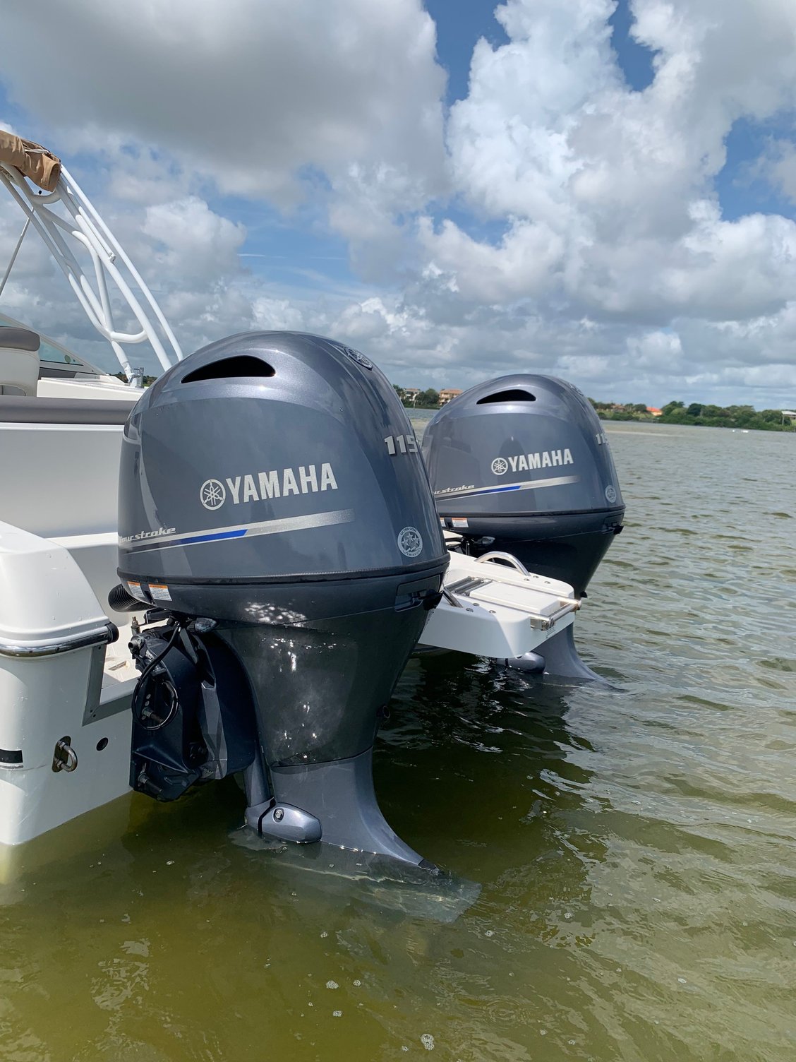 SOLD 2018 World Cat 230SD with Twin Yamaha F115