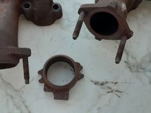 Passenger side cast iron H.O. manifold spacer fits to flat machined face of passenger side manifold. No gasket is used. Spacer and manifold have a finely machined surface that seal together.