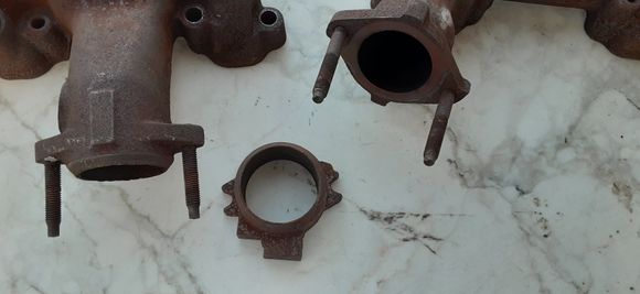 Passenger side cast iron H.O. manifold spacer fits to flat machined face of passenger side manifold. No gasket is used. Spacer and manifold have a finely machined surface that seal together.