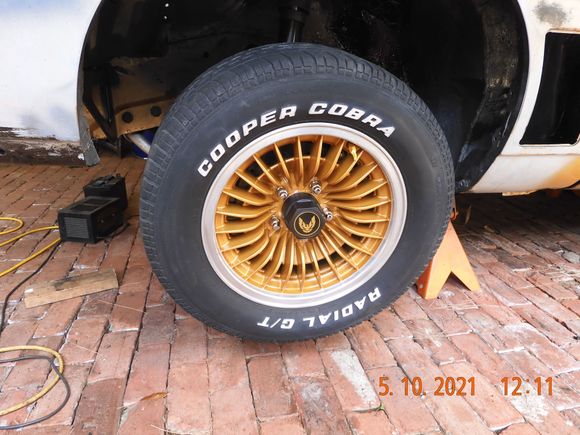 The gold shade should be close to the center hub bird color and it matches very well.  Love the new lug nuts! And this is the old tire.