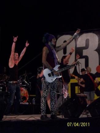 LEAD GUITAR SLUDGES BUILD A BAND