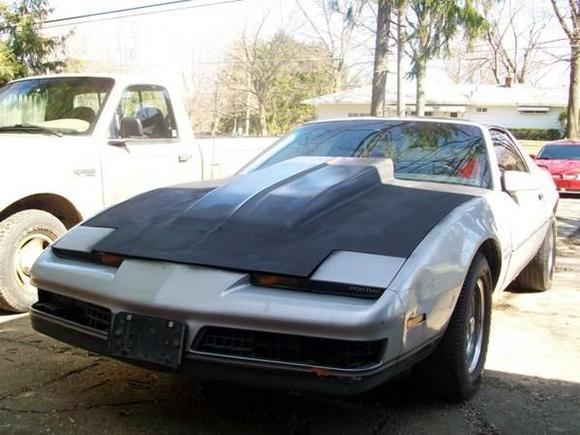 1986 Firebird, my newest project car. Has a built up carb'd Chevy 350 with the 700 transmission and 383 rearend. Its a very nice street rod, not too fast but will kill a majority of whats cruisin around.