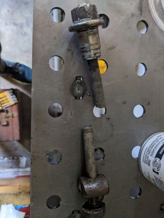 The snapped bolt, this took more effort than I expected but I tried everything to get that nut