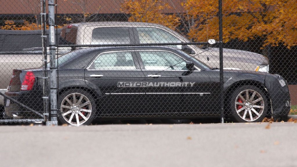 2011 Chrysler 300 test mule spy shots