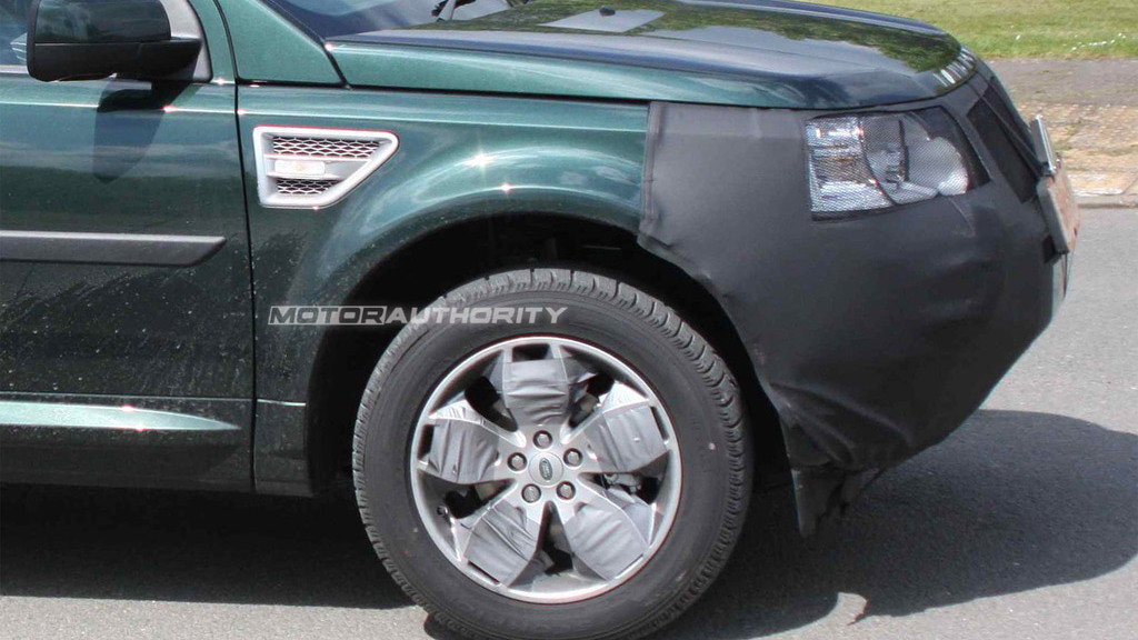 2012 Land Rover LR2 facelift spy shots