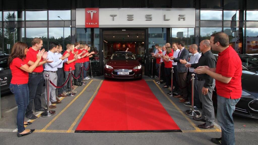 First 2013 Tesla Model S delivered in Europe (Photo: @TeslaMotors on Twitter)